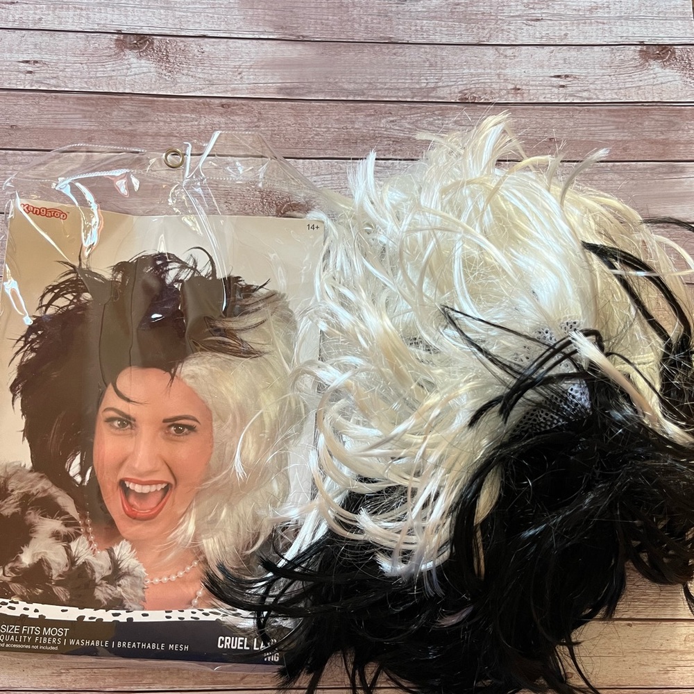 Cruella De Vile costume wig, EUC